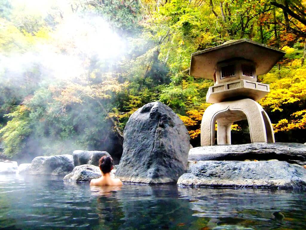 Японская общая купальня. Онсен Япония. Онсэн Такарагава Япония. Онсен Япония горячие источники. Источники онсэн Хаконе Токио.
