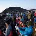 Туристы фотографируют рассвет на Фудзи сан