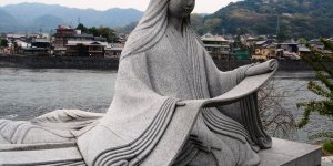 Статуя Мурасаки Сикибу