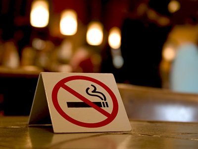 Японское правительство собирается ввести запрет на курение в ресторанах и барах