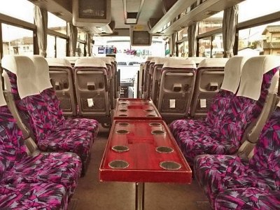 Салон со столиком среднего автобуса (27-28 мест) 