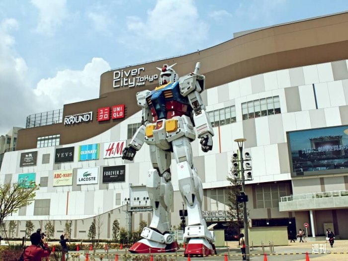 Статуя трансформера Gundam