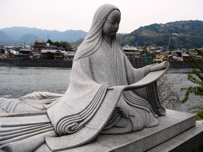 Статуя Мурасаки Сикибу