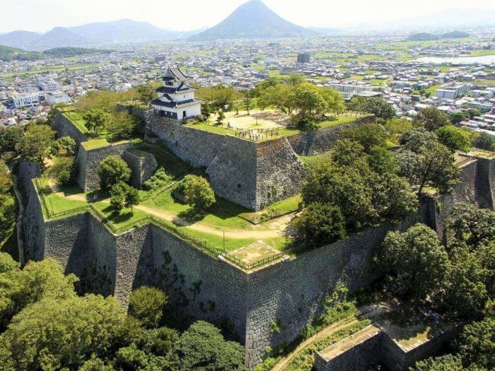 Замок Маругамэ